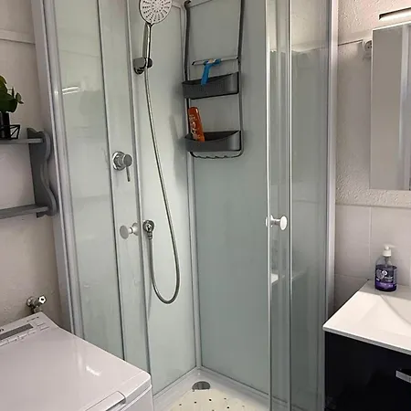 A Avec Terrasse Et Parking, 3 Pers. - Fr-1-784-42 Apartment